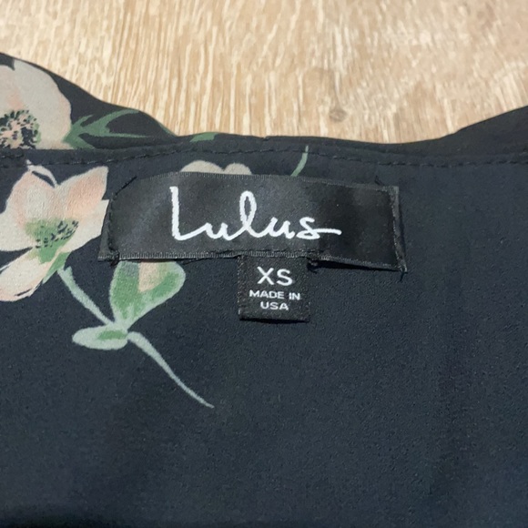 NWOT Lulu’s Black Floral Wrap Top - Picture 3 of 4